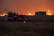 Hasiči zasahují během požáru poblíž severovýchodního města Alexandroupolis v Řecku, neděle 20. srpna 2023