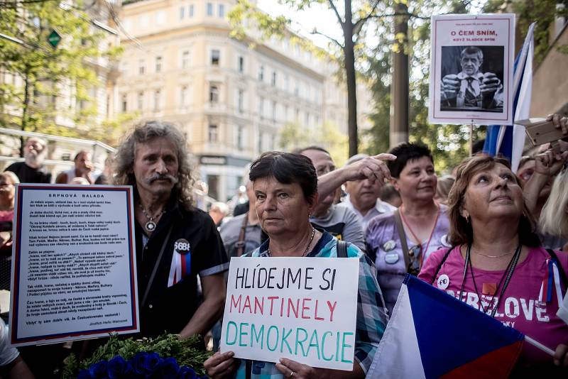 Pietní shromáždění k uctění památky objeví sovětské okupace z roku 1968 proběhlo 21. srpna před Českým rozhlasem v Praze.