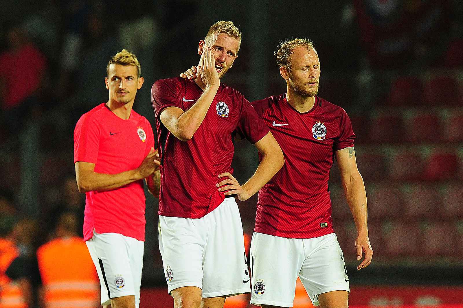 Fotbalové utkání 2. předkola Evropské ligy UEFA mezi celky AC Sparta Praha a FK Spartak Subotica 2. srpna v Praze. Uprostřed nešťastný Uroš Radakovič.