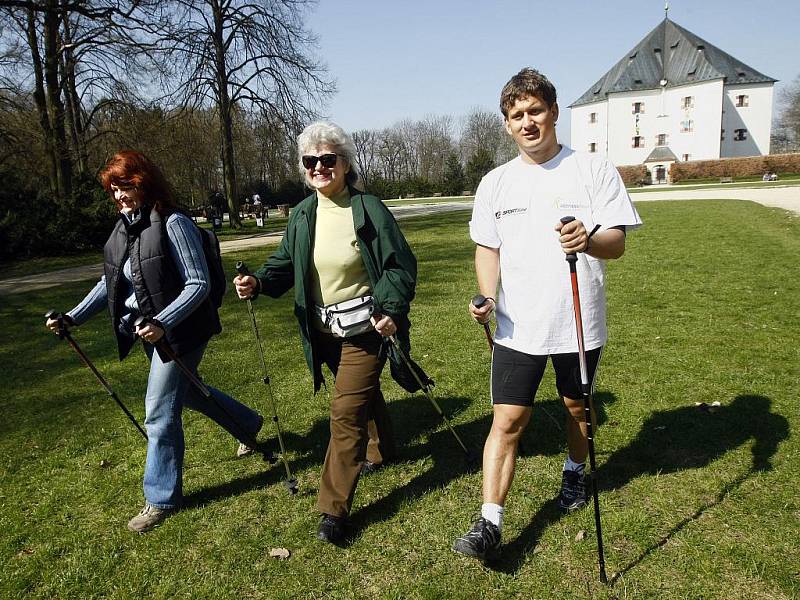 Slavnostní zahájení série bezplatných cvičení nordic walking pod odborným dohledem lektorů z 4fitness týmu Davida Hufa v rámci projektu Praha sportovní.