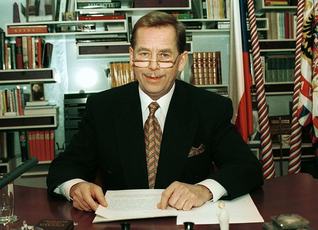 Prezident Václav Havel se připravuje na svůj novoroční projev k roku 1996.