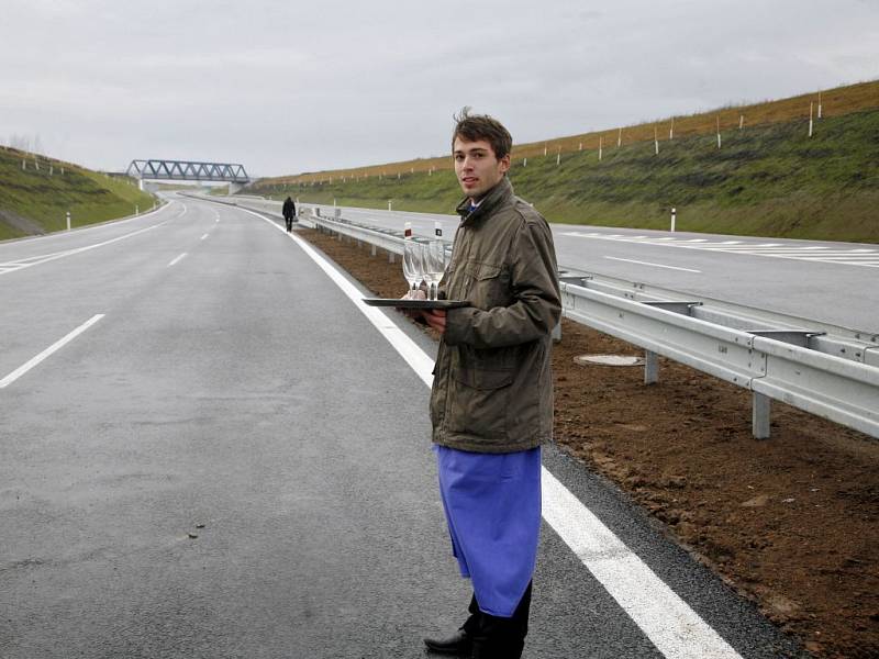 Západně od Prahy byl slavnostně otevřen nový úsek rychlostní silnice R6