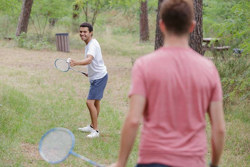 Badminton je zábava i sport, který zvládne dítě i senior.