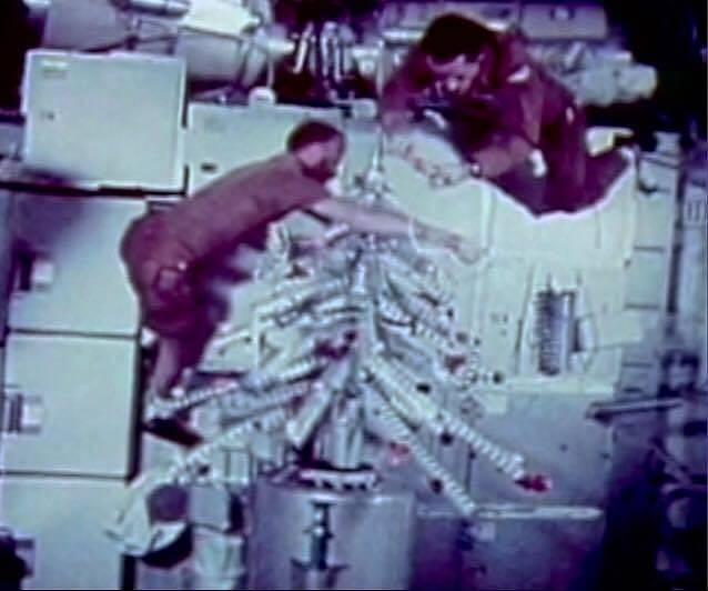 Vůbec poprvé trávili kosmonauti Vánoce ve vesmíru v roce 1968. Posádka Apolla 8 si ozdobila i vánoční stromek.