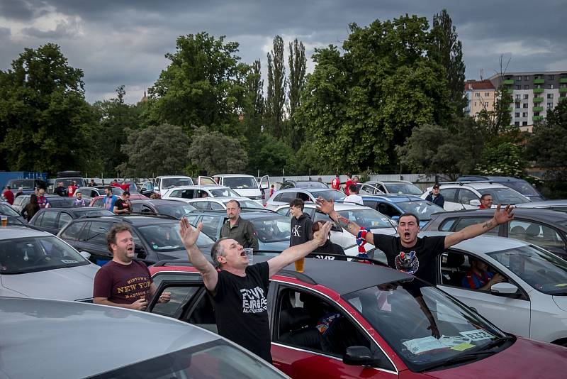 Kategorie Sport: Diváci sledují fotbal v autokině po obnovení nejvyšší fotbalové soutěže