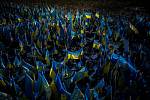 Modrožluté ukrajinské státní vlajky se jmény padlých vojáků na Náměstí Nezávislosti (Maidan), 23. února 2023, Kyjev.