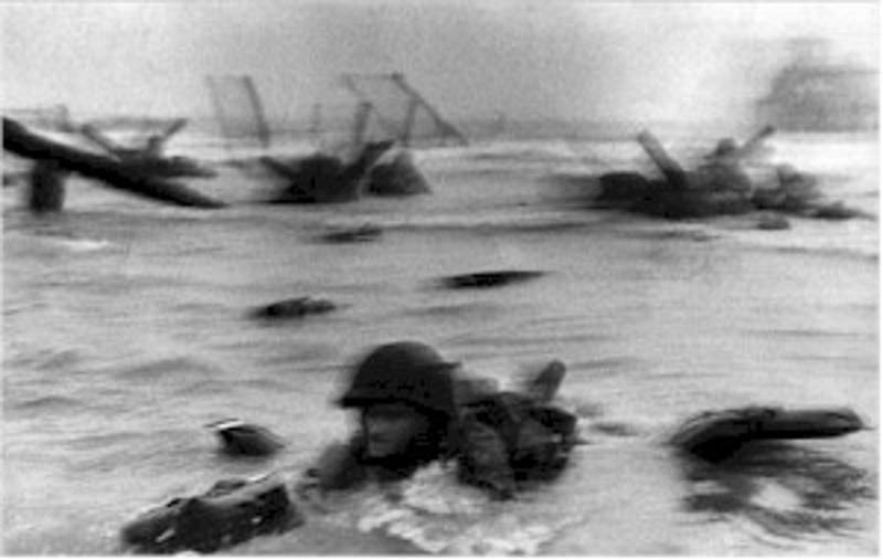 Vylodění v Normandii (pláž Omaha, 1944). Z dokumentárního hlediska bylo unikátním pokrytí první vlny vylodění Spojenců v Normandii za druhé světové války. Autor série Robert Capa, maďarský rodák, na pláži mezi létajícími kulkami zachytil celkem 106 snímků