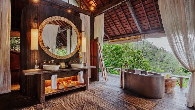 Uprostřed zelené džungle hosty přivítá hotel Buahan, a Banyan Tree Escape. Pokoje, respektive chatky jsou specifické tím, že nemají zdi.