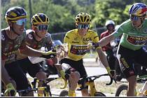 Jezdci týmu Jumbo Visma si v poslední etapě Tour de France připíjejí šampaňským. Ve žlutém dresu je Jonas Vingegaard.
