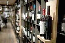 Víno jako „dárek" začaly opět ve větším nakupovat firmy, běžný zákazník je ale citlivý na cenu, proto domácí vína, která pokryjí maximálně 40 procent spotřeby, stále čelí tlaku dovozových lahví.
