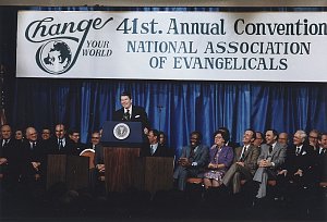 Americký prezident Ronald Reagan během projevu k Národní asociaci evangelikálů dne 8. března 1983, v jehož průběhu označil Sovětský svaz za říši zla