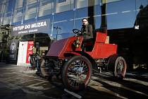 Do budovy Národního muzea v Praze dorazil osobní parní automobil Ferdinanda d'Este. Na snímku restaurátor Martin Holota. 