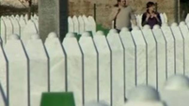 Po obětech srebrenického masakru zůstaly jen hroby. Soud pro válečné zločiny v Sarajevu vyřkl rozsudek sedmi bosenským Srbům, kteří se zúčastnili masakru v Srebrenici.