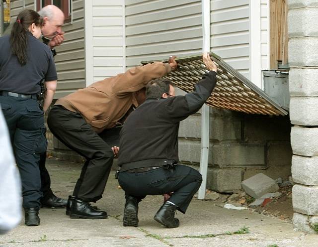 Policie prozkoumává dům, kde žil masový vrah Anthony Sowell.