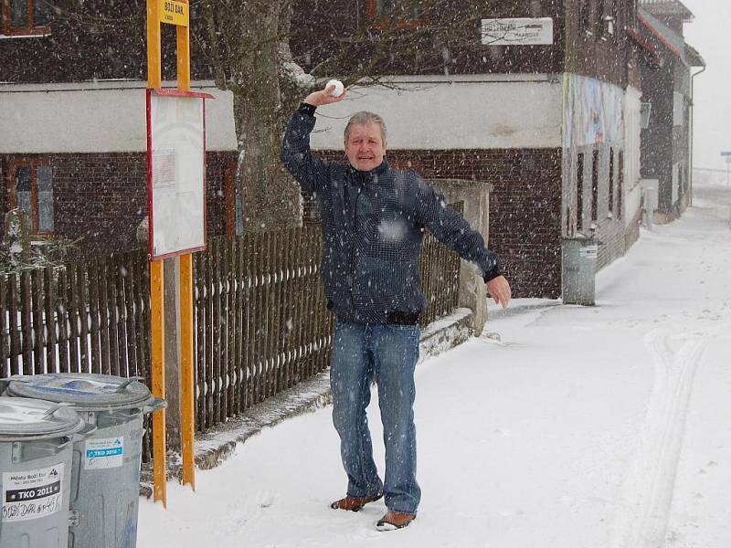 Studená fronta, která ve středu 13. dubna 2011 postupovala od západu přes Českou republiku, s sebou přinesla přeháňky, a to i sněhové. Sníh napadl například na Božím Daru na Karlovarsku.