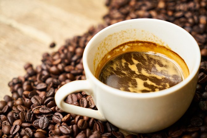 Studie zjistily, že střední množství kávy, tedy mezi třemi až pěti šálky denně, snižuje riziko některých onemocnění, včetně srdečních chorob, Parkinsona, cukrovky i několika typů rakoviny. 