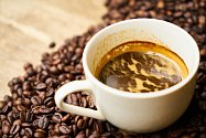 Milovníci kávy si na svůj oblíbený nápoj budou muset vyčlenit víc peněz. Celosvětově totiž ceny kávy prudce rostou.