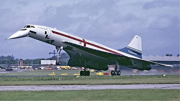 Concorde při přistání na letišti Farnborough