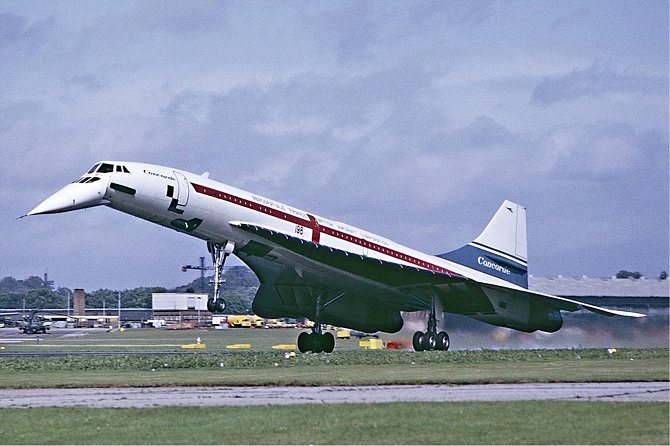 Concorde při přistání na letišti Farnborough
