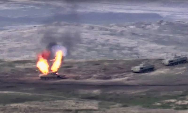 Záběr na hořící ázerbájdžánský tank po útoku arménské armády v Náhorním Karabachu
