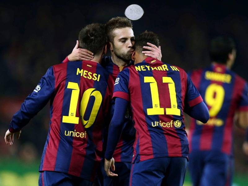 Kanonýr Barcelony Neymar (vpravo) se raduje s Lionelem Messim (vlevo) a Jordi Albou z gólu proti Atlétiku Madrid.