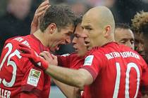 Fotbalisté Bayernu Mnichov Thomas Müller (vlevo) a Arjen Robben se radují z gólu. 