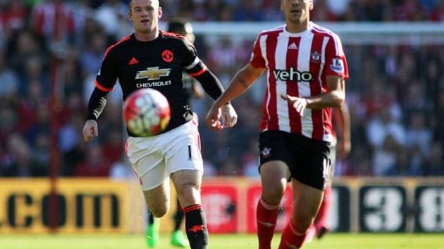 Wayne Rooney z Manchesteru United (vlevo) a Oriol Romeu ze Southamptonu.