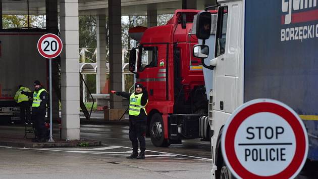 Policie v noci na 7. listopadu 2022 zdvojnásobila odbavovací kapacitu hraničního přechodu mezi Českem s Slovenskem Břeclav-Kúty na dálnici D2. Opatření má zkrátit kolony kamionů na vjezdu do republiky.