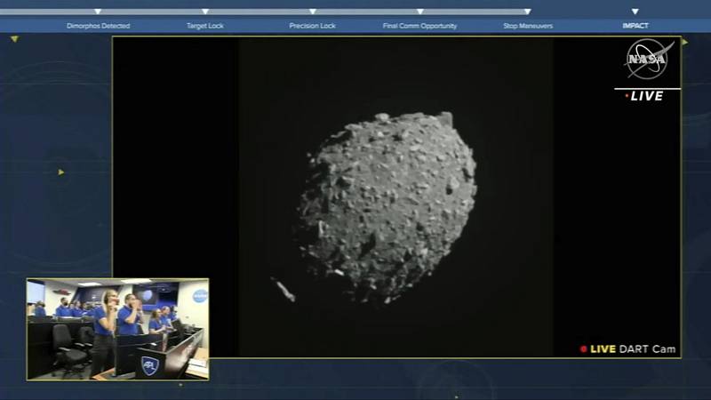 Snímek NASA ze sondy DART, která zasáhla měsíc Dimorfos. Jednalo se o první test obrany Země před vesmírným tělesem.