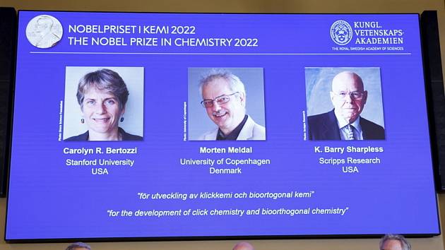 Nobelovu cenu za chemii letos získali Američané Carolyn Bertozziová (vlevo) a Barry Sharpless (vpravo) a také Dán Morten Meldal (uprostřed) za revoluční způsob spojování molekul