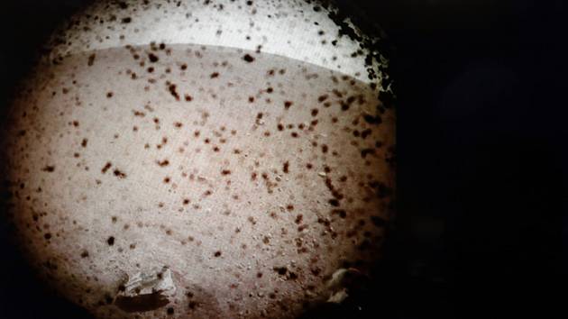 První snímek povrchu Marsu pořízený sondou InSight