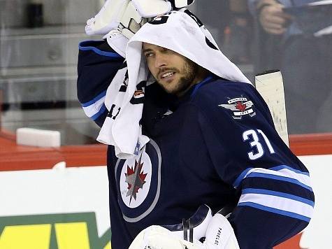 Brankář Ondřej Pavelec v dresu Winnipeg Jets.