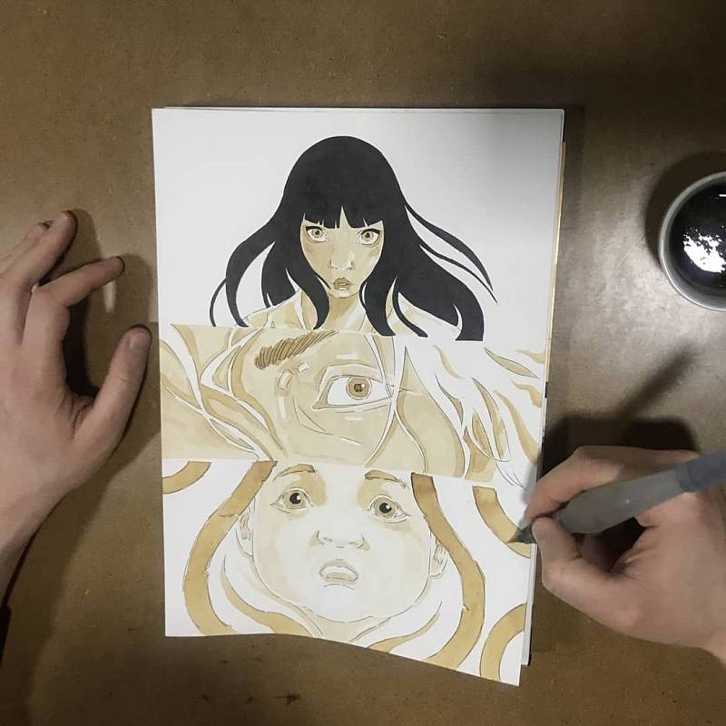 David Kryemadhi přímo v kavárnách kreslí obrázky a portréty z kávy