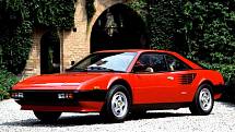 Ferrari Mondial. Ano, Mondial je možná nejméně respektovaným Ferrari a po stránce designu není kdovíjak překrásný, ale právě proto je dnes nejdostupnější ojetinou maranellské značky. Nejlevnější kusy seženete od přibližně 650 tisíc korun.