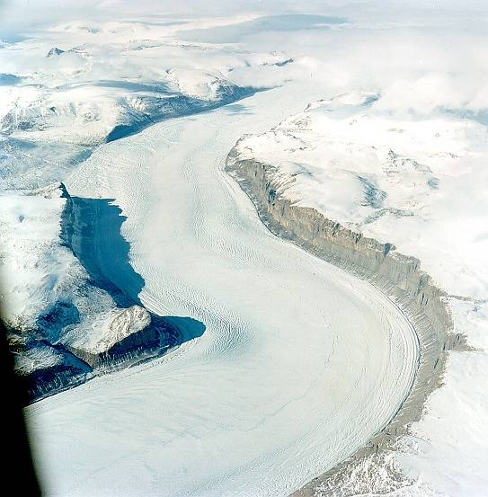 Ledové proudy jsou pro Grónsko typické. Podobné proudy s kapalnou vodou možná existují i hluboko pod zemí