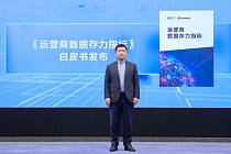 Viceprezident společnosti Huawei a prezident produktové řady datových úložišť Peter Čchou během svého vystoupení na Huawei Win–Win Innovation Week