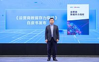 Viceprezident společnosti Huawei a prezident produktové řady datových úložišť Peter Čchou během svého vystoupení na Huawei Win–Win Innovation Week