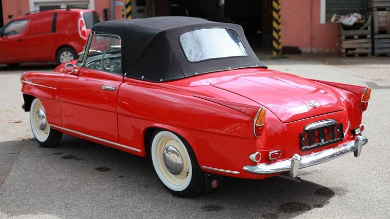 Stačí kouknout na úžasný červený lak v kombinaci s tmavou stahovací střechou a bílými bočnicemi pneumatik a nejednou cestujete zpátky časem. Felicia se začala vyrábět v roce 1959, tento exemplář je o dva roky starší z roku 1961.