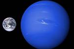 I když je z plynných obrů Sluneční soustavy Neptun považován za menšího, oproti Zemi jde o obrovskou planetu.