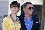 Olga Kurylenko a filmový James Bond Daniel Craig.