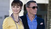 Olga Kurylenko a filmový James Bond Daniel Craig.