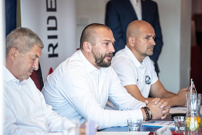 Střed sportovní ředitel Roman Šimíček vystoupil 6. září 2021 v Ostravě na tiskové konferenci HC Vítkovice Ridera před nadcházející extraligovou sezonou hokejistů.