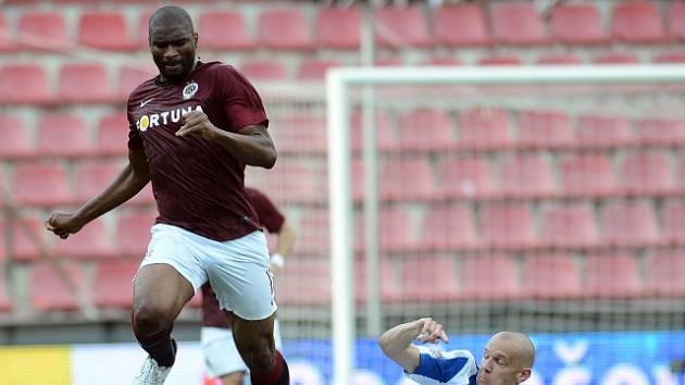 Léonard Kweuke v souboji s Radkem Dosoudilem.