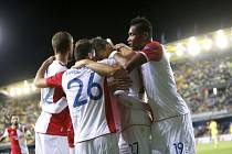 Fotbalisté Slavie se radují z gólu proti Villarrealu.