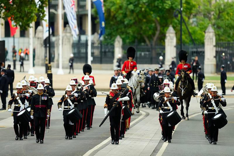 Pohřeb královny Alžběty II. začal vojenským průvodem ulicemi Londýna.