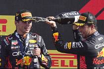 Mistr světa Max Verstappen (vlevo) vyhrál desátý závod formule 1 za sebou a vytvořil nový rekord