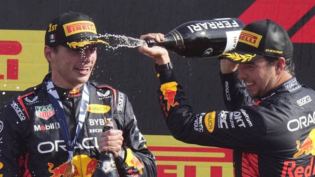 Mistr světa Max Verstappen (vlevo) vyhrál desátý závod formule 1 za sebou a vytvořil nový rekord