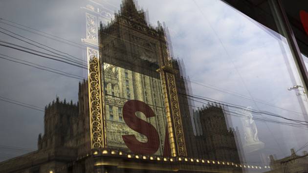 Sídlo ruského ministerstva zahraničí se odráží ve výloze moskevského obchodu