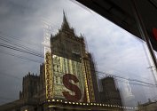 Sídlo ruského ministerstva zahraničí se odráží ve výloze moskevského obchodu
