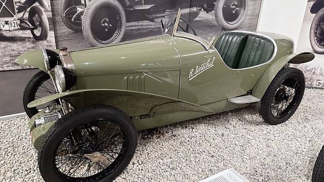 Sénéchal Super Sport- 1924, majitel Karel Kupka, vozidlo z kategorie tzv. cyclecarů (většinou do 360 kg) je po kompletní odborné renovaci firmou Vyskočil, pravidelný účastník závodu 1000 mil československých